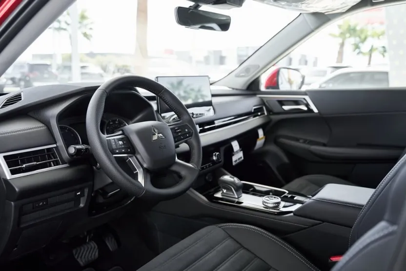 2025 Mitsubishi Outlander SE photo 1