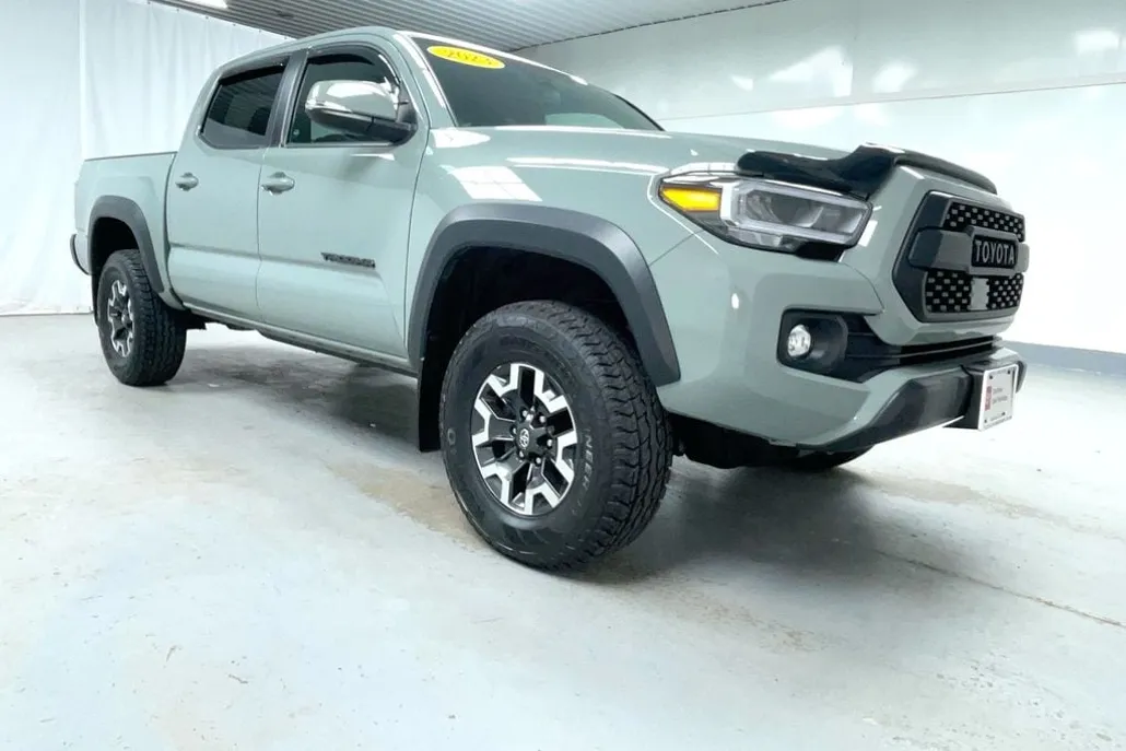 2023 Toyota Tacoma TRD Off-Road photo 1