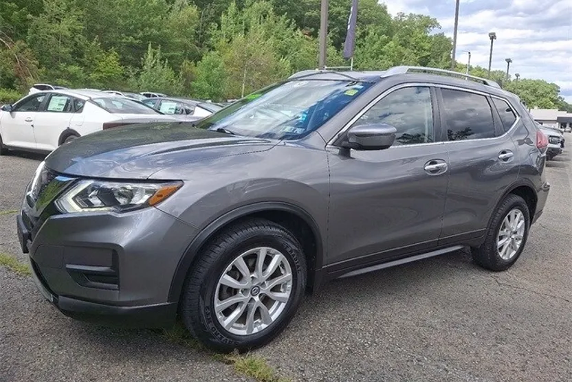 2018 Nissan Rogue SV photo 1