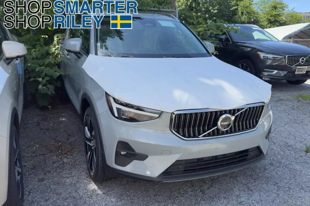 2025 Volvo XC40 photo 1