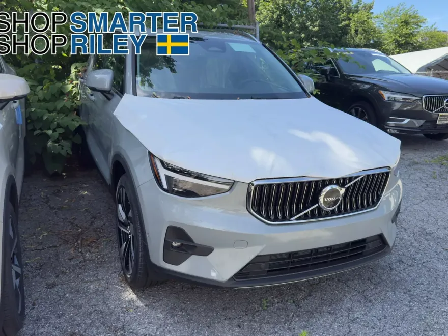 2025 Volvo XC40 photo 1