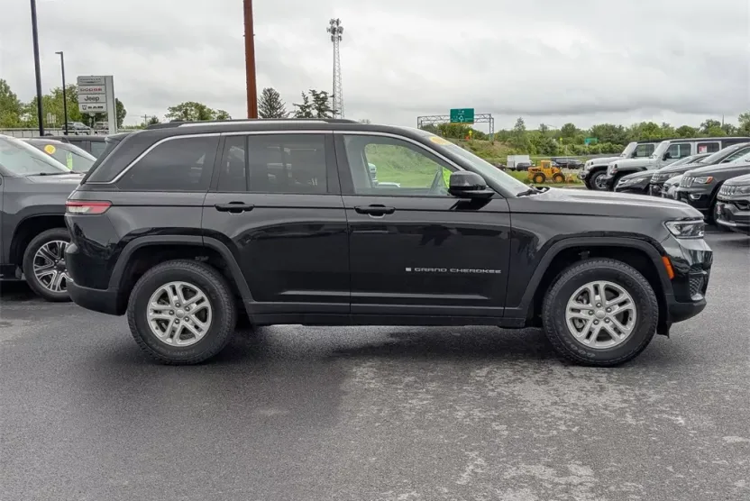 2022 Jeep Grand Cherokee Laredo photo 1