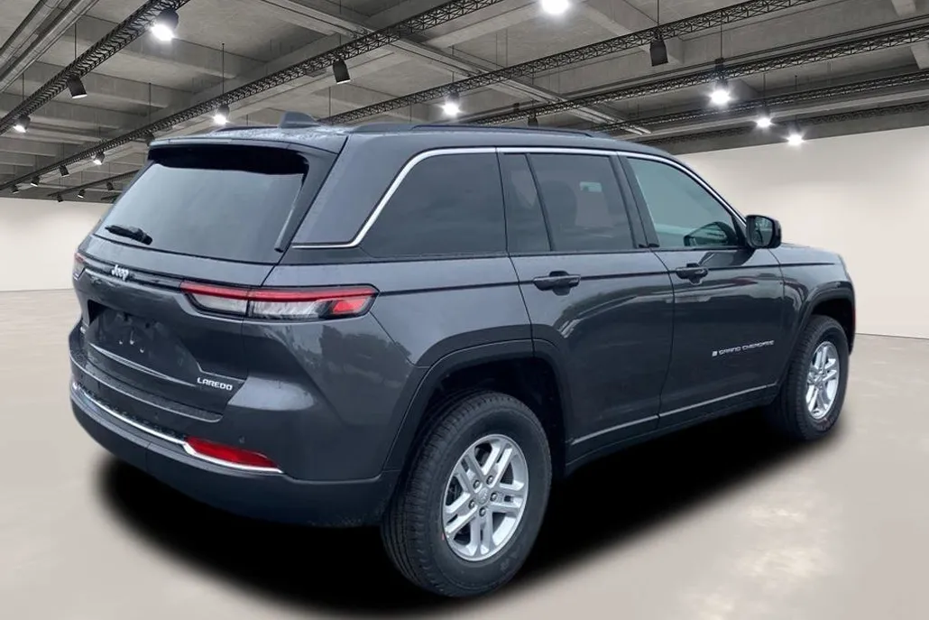 2025 Jeep Grand Cherokee Laredo photo 1