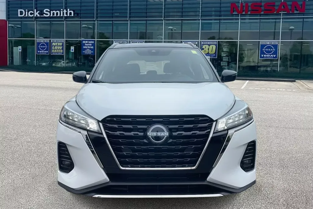 2024 Nissan Kicks SR photo 1