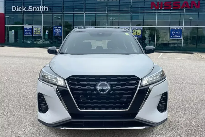 2024 Nissan Kicks SR photo 1