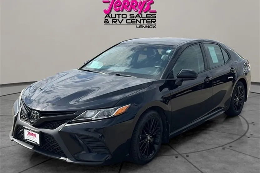 2019 Toyota Camry SE photo 1