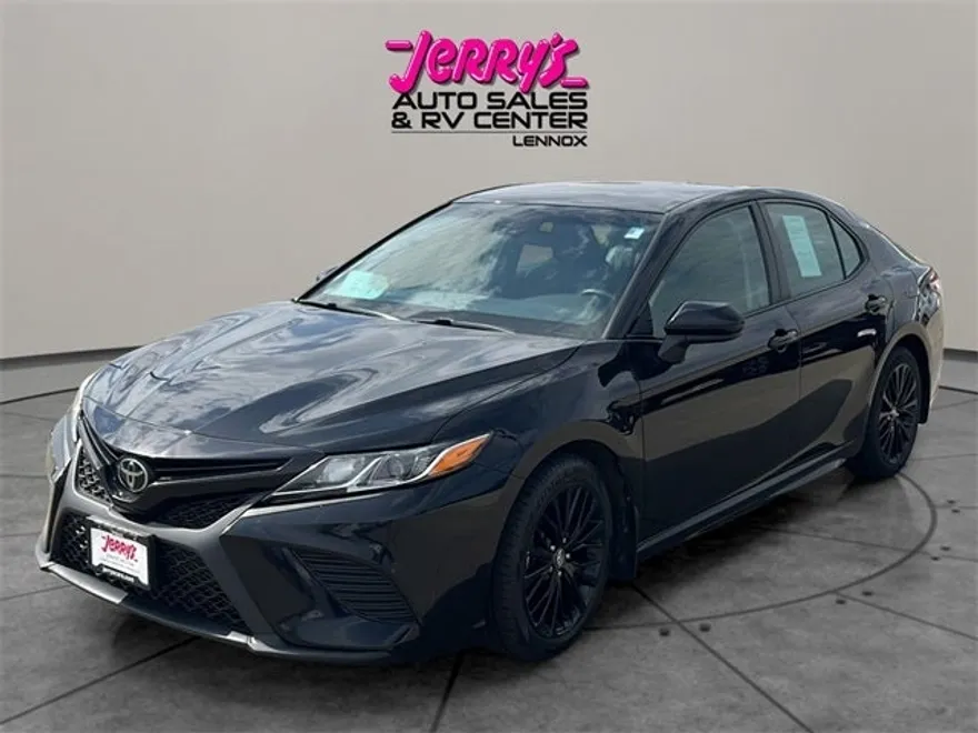 2019 Toyota Camry SE photo 1