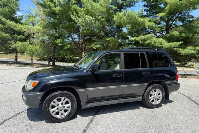 2004 Lexus LX 470 Base photo 1