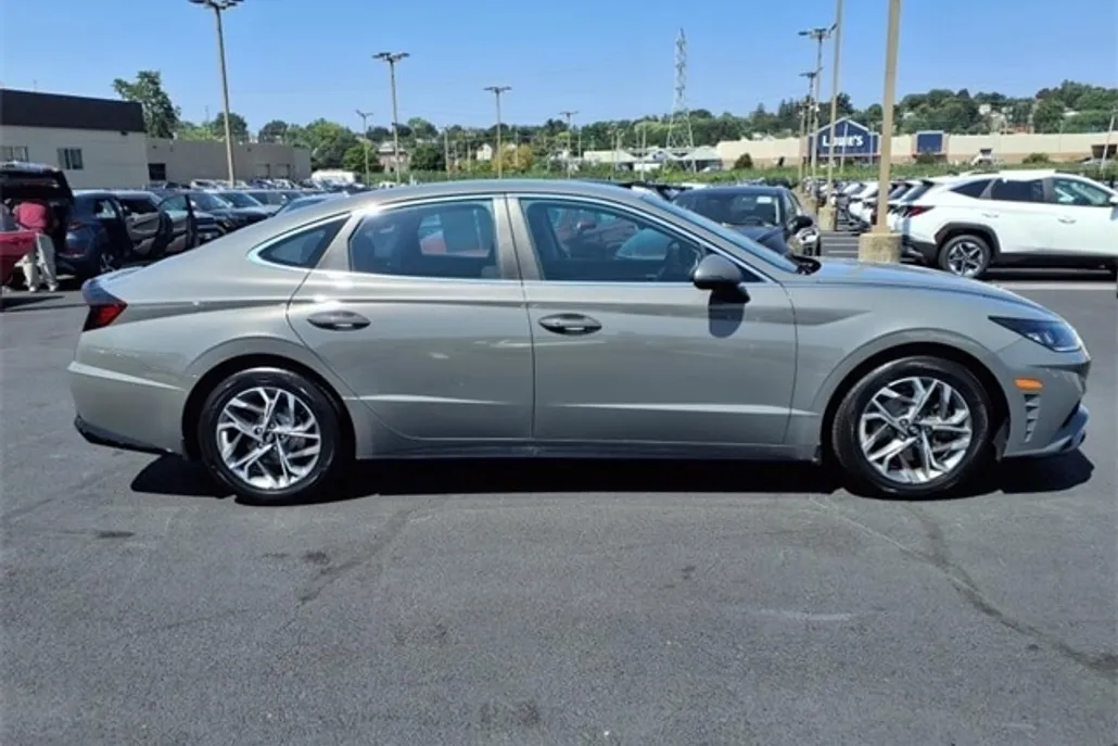 2022 Hyundai Sonata SEL photo 1
