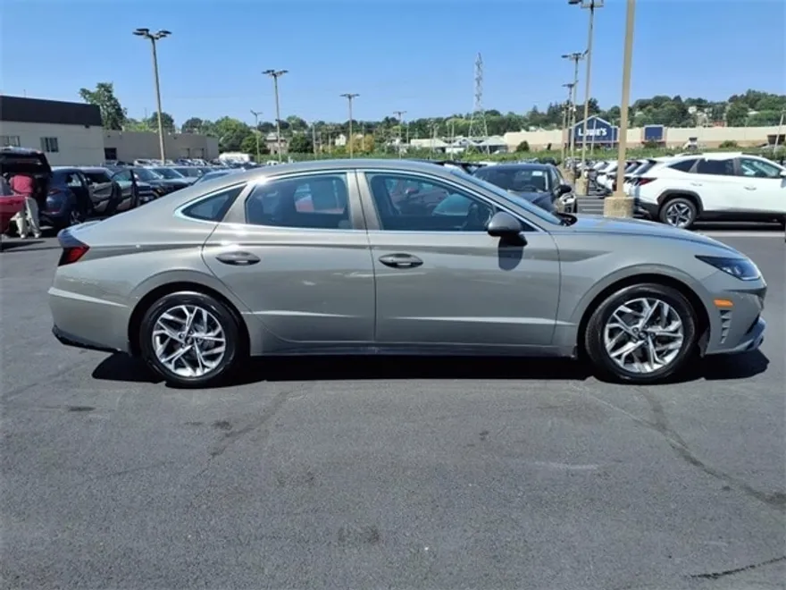 2022 Hyundai Sonata SEL photo 1