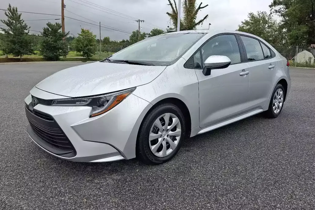 2025 Toyota Corolla LE photo 1