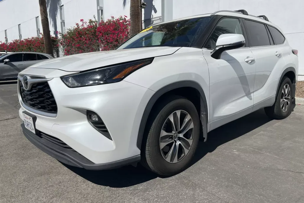 2022 Toyota Highlander XLE photo 1