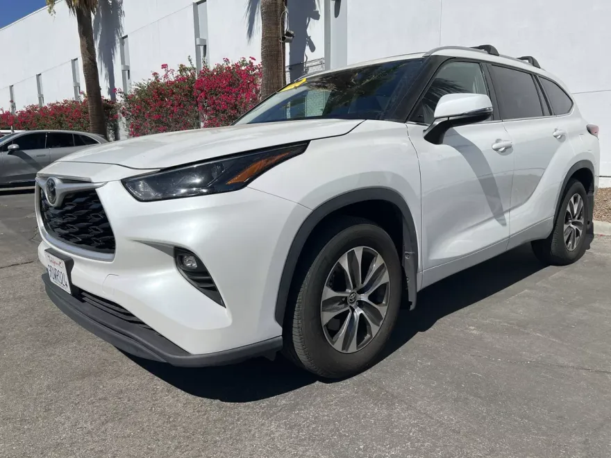 2022 Toyota Highlander XLE photo 1