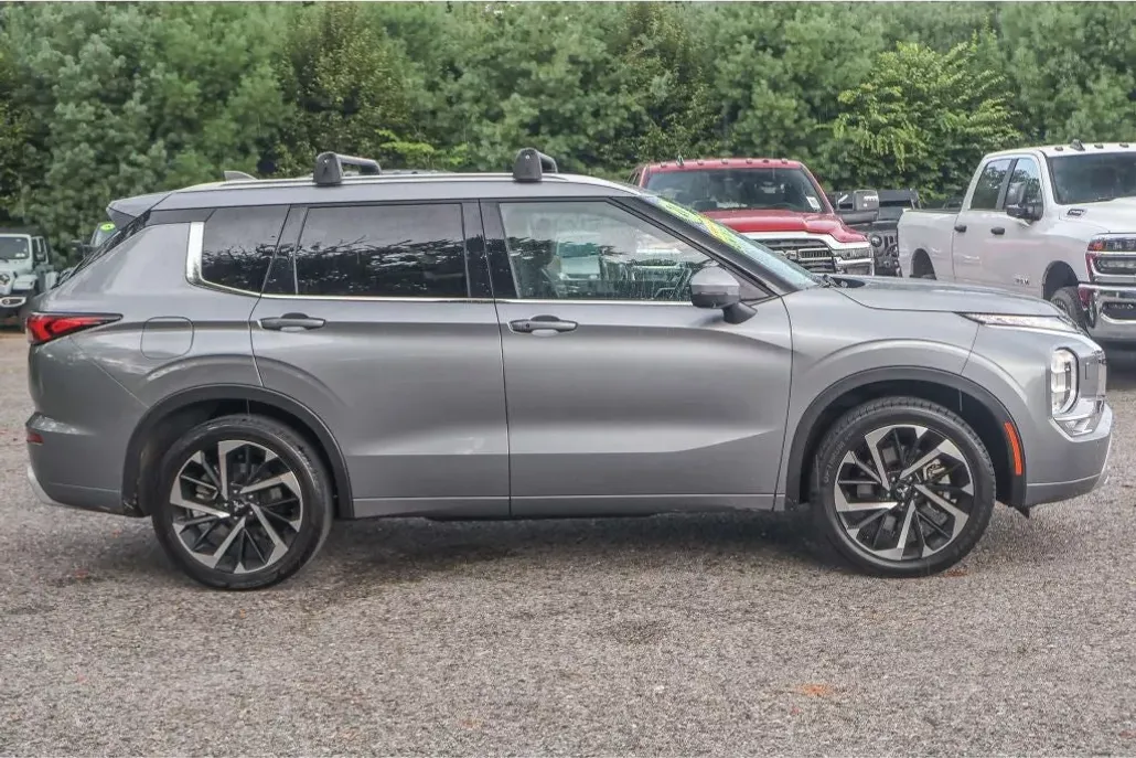 2024 Mitsubishi Outlander SEL photo 1