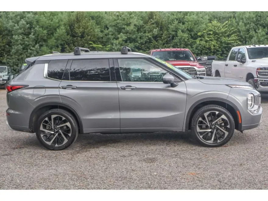 2024 Mitsubishi Outlander SEL photo 1