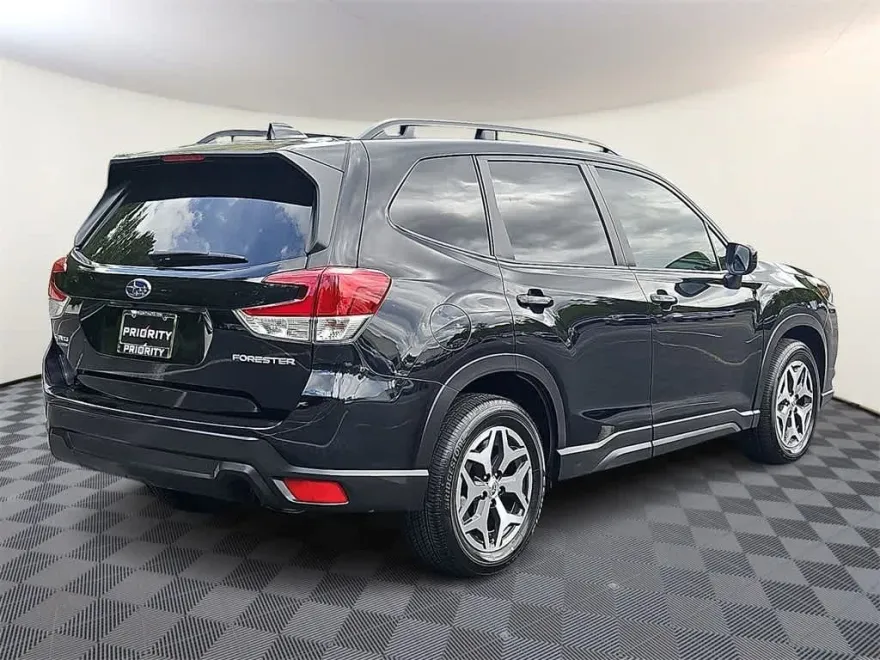 2024 Subaru Forester Premium photo 1