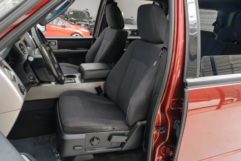 2017 Ford Expedition XLT photo 1