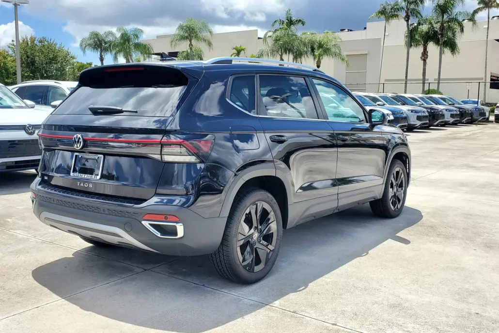 2025 Volkswagen Taos SE photo 1