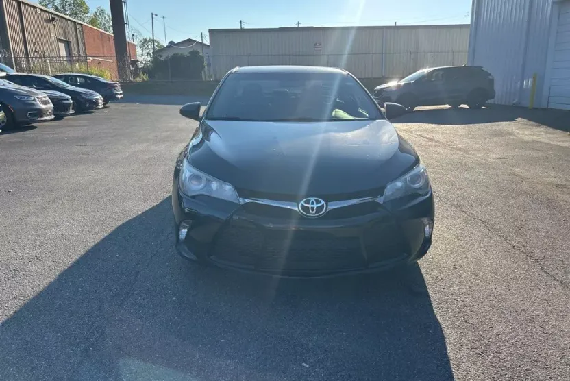 2016 Toyota Camry SE photo 1