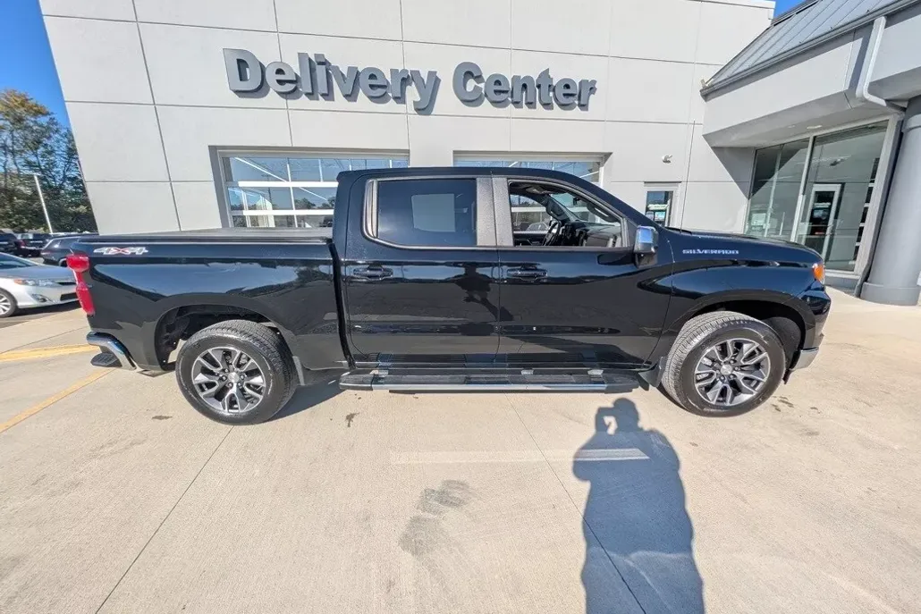 2024 Chevrolet Silverado 1500 LT photo 1