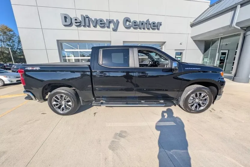 2024 Chevrolet Silverado 1500 LT photo 1