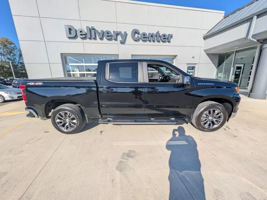 2024 Chevrolet Silverado 1500 LT photo 1