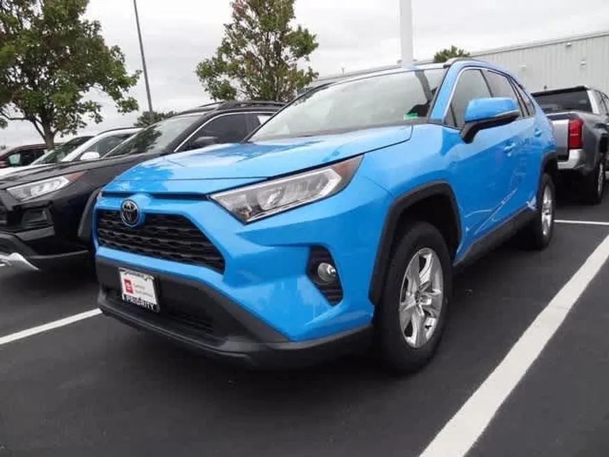 2021 Toyota RAV4 XLE photo 1