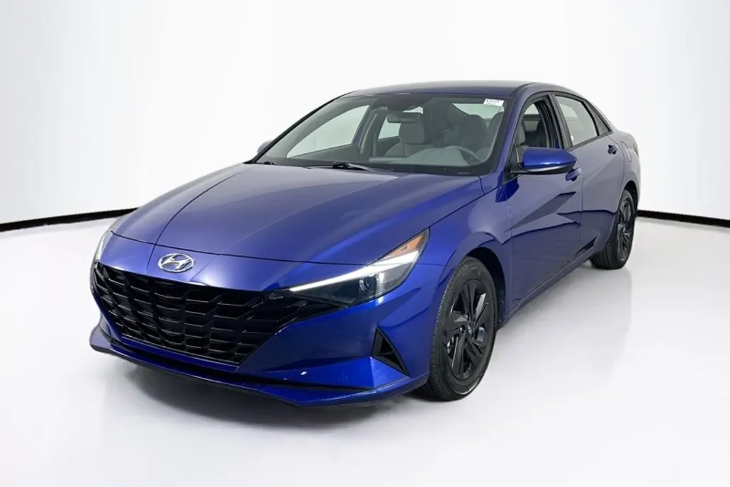 2022 Hyundai Elantra SEL photo 1