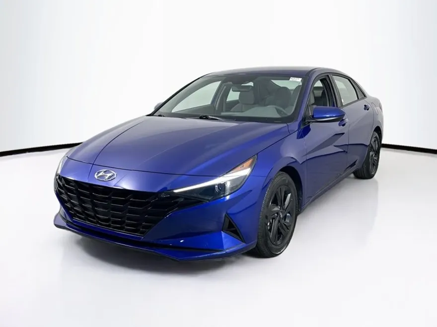 2022 Hyundai Elantra SEL photo 1