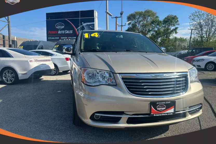 2014 Chrysler Town & Country photo 1