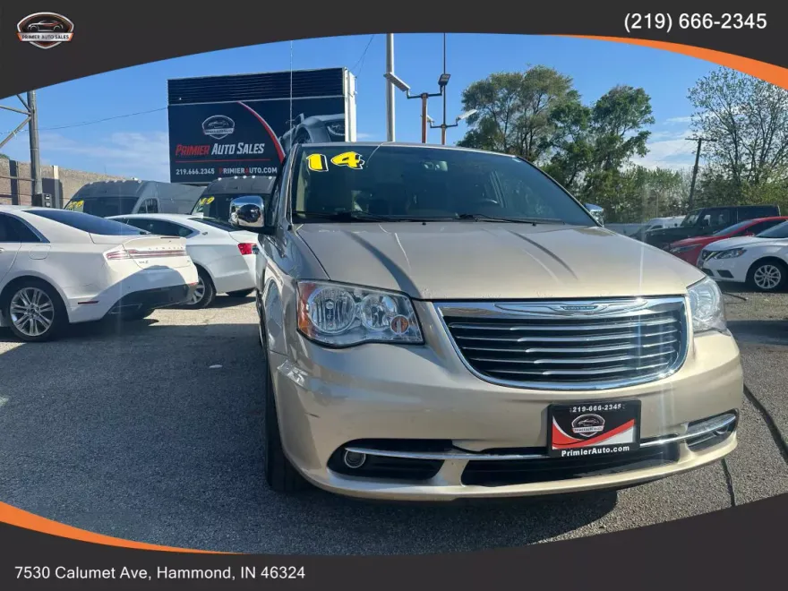 2014 Chrysler Town & Country photo 1