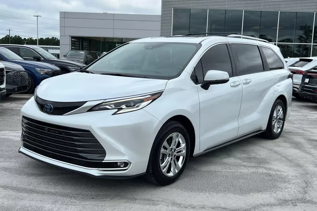 2023 Toyota Sienna Platinum photo 1