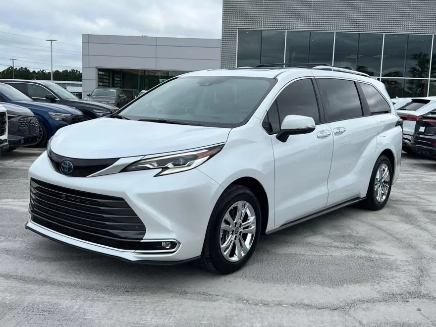 2023 Toyota Sienna Platinum photo 1