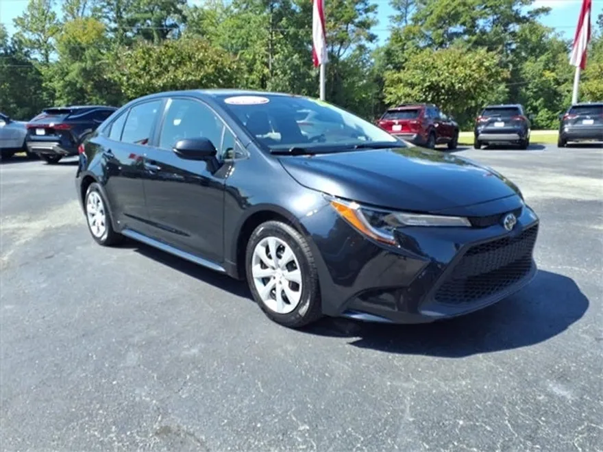 2022 Toyota Corolla LE photo 1