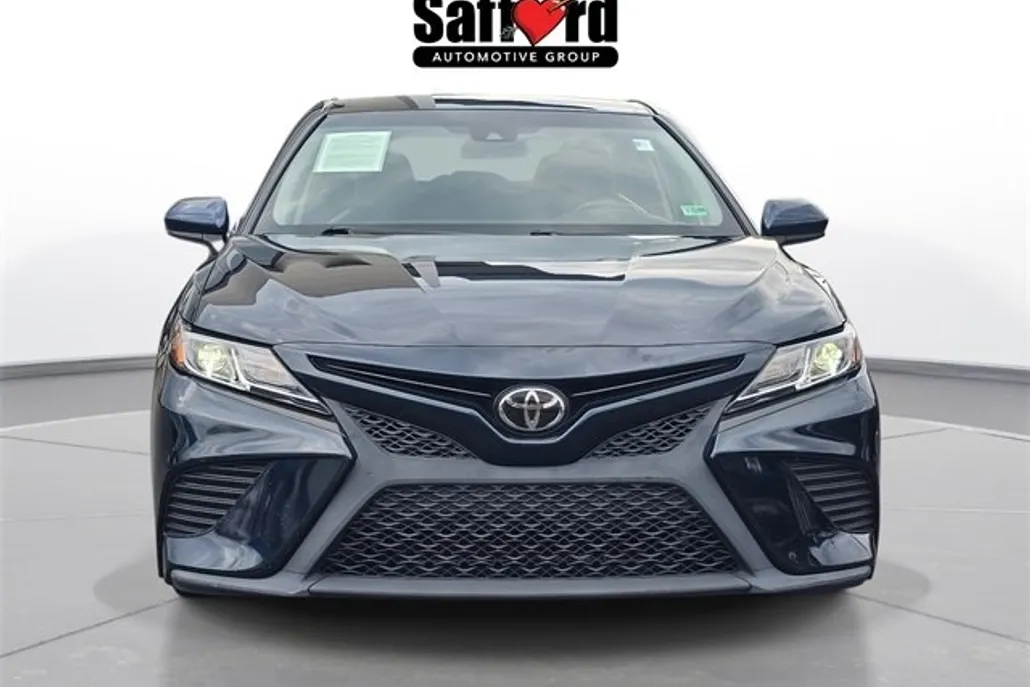 2018 Toyota Camry SE photo 1