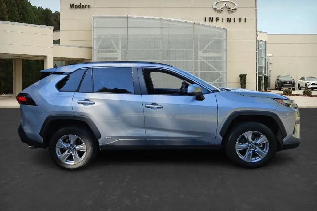 2024 Toyota RAV4 Hybrid XLE photo 1