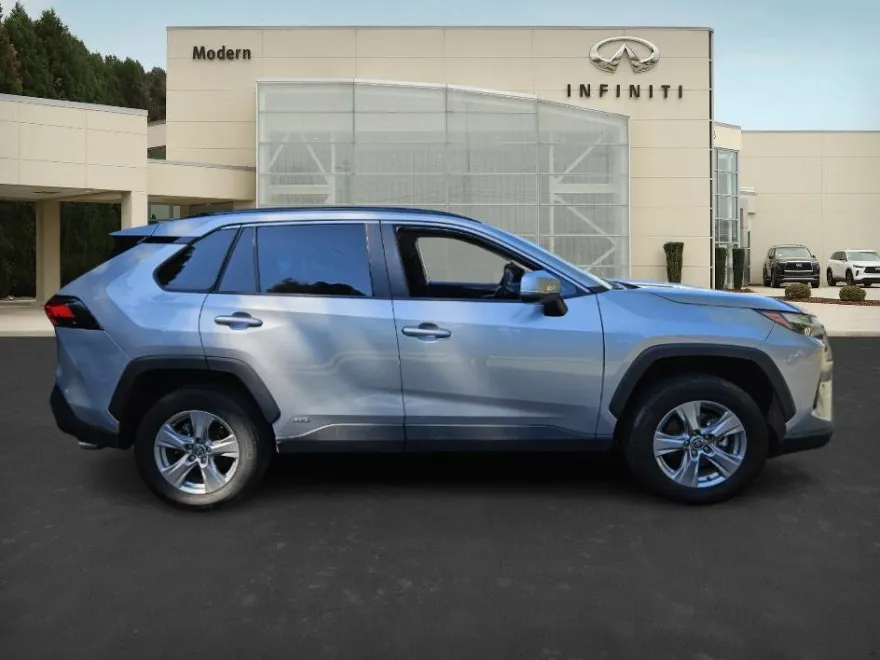 2024 Toyota RAV4 Hybrid XLE photo 1