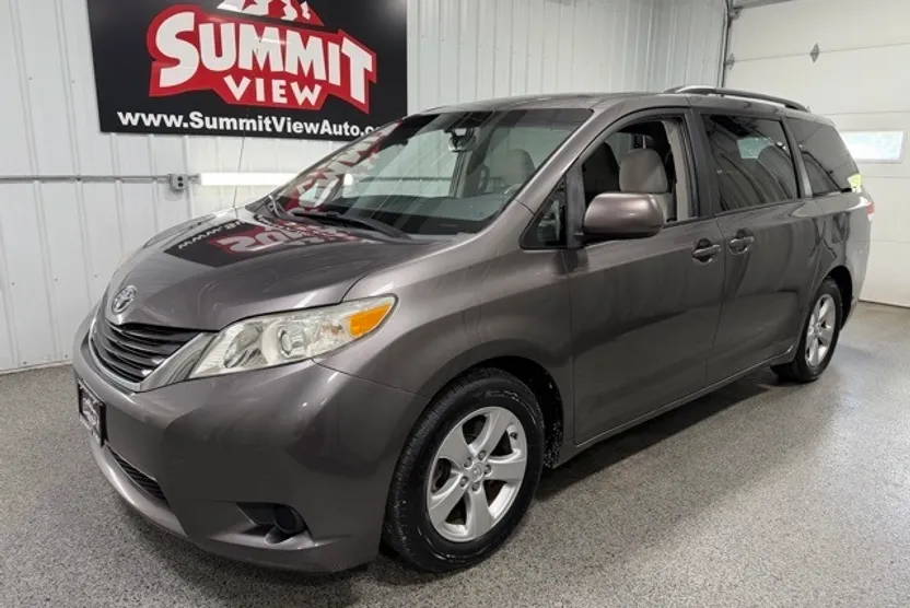 2013 Toyota Sienna LE photo 1