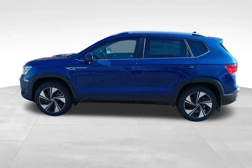 2024 Volkswagen Taos SE photo 1