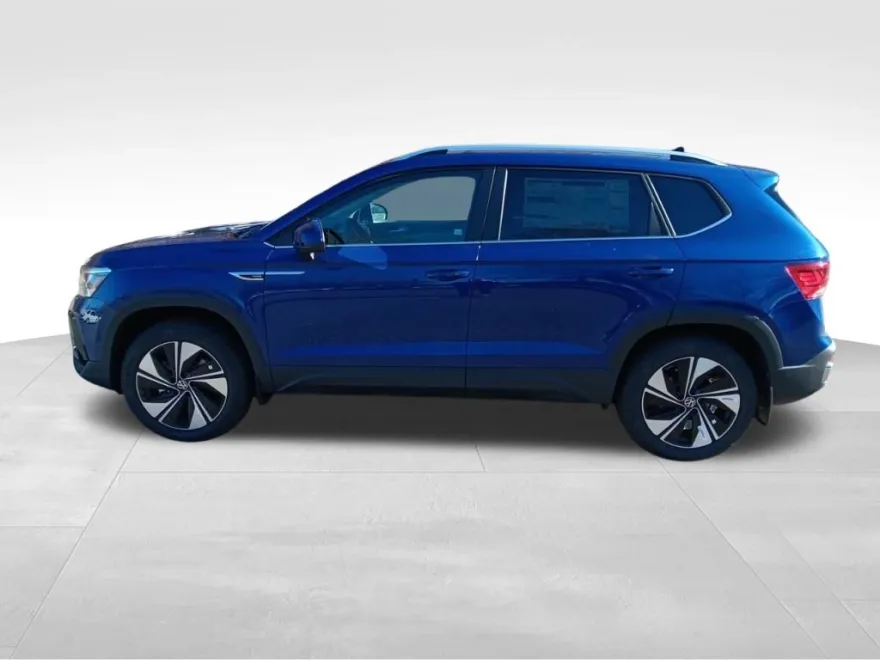 2024 Volkswagen Taos SE photo 1