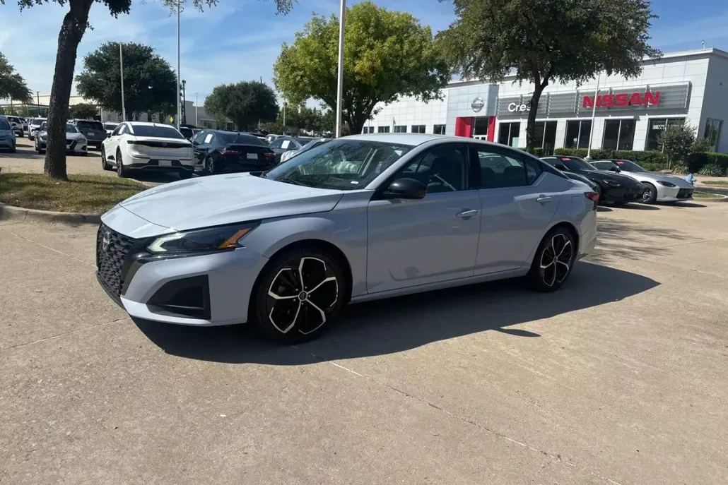 2023 Nissan Altima 2.5 SR photo 1