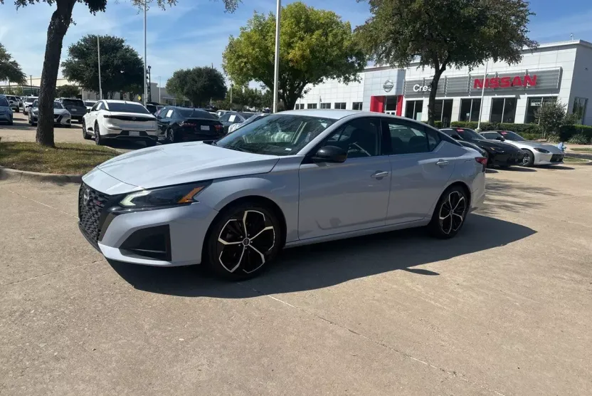 2023 Nissan Altima 2.5 SR photo 1