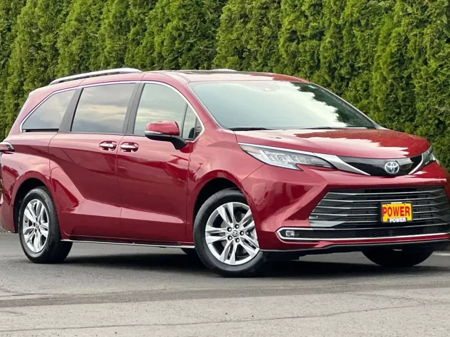 2025 Toyota Sienna Limited photo 1
