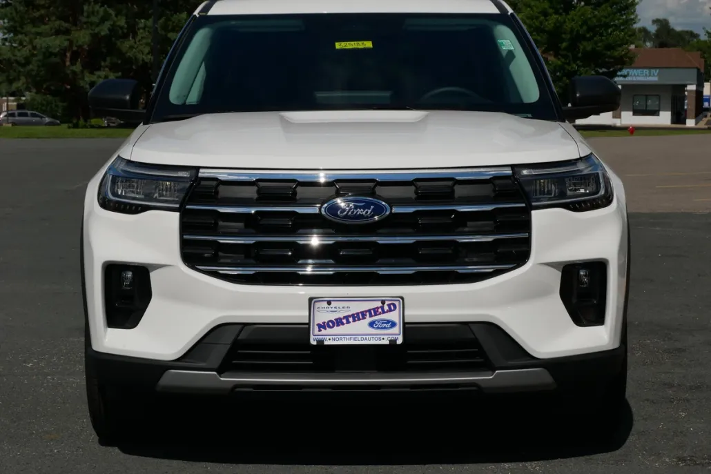 2025 Ford Explorer photo 1