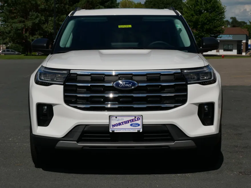 2025 Ford Explorer photo 1