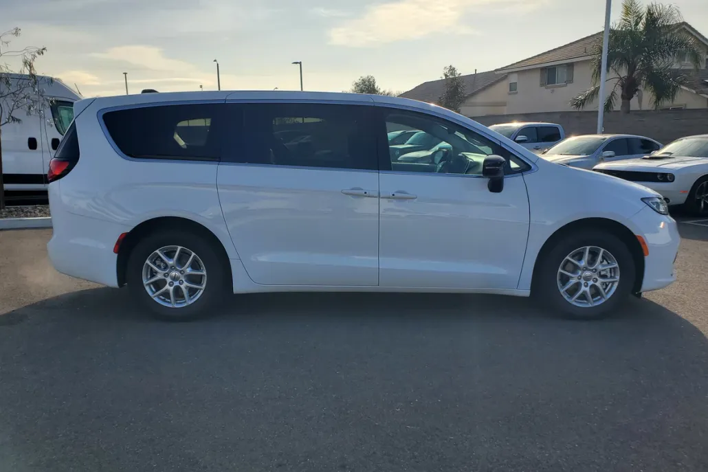 2024 Chrysler Pacifica Touring L photo 1