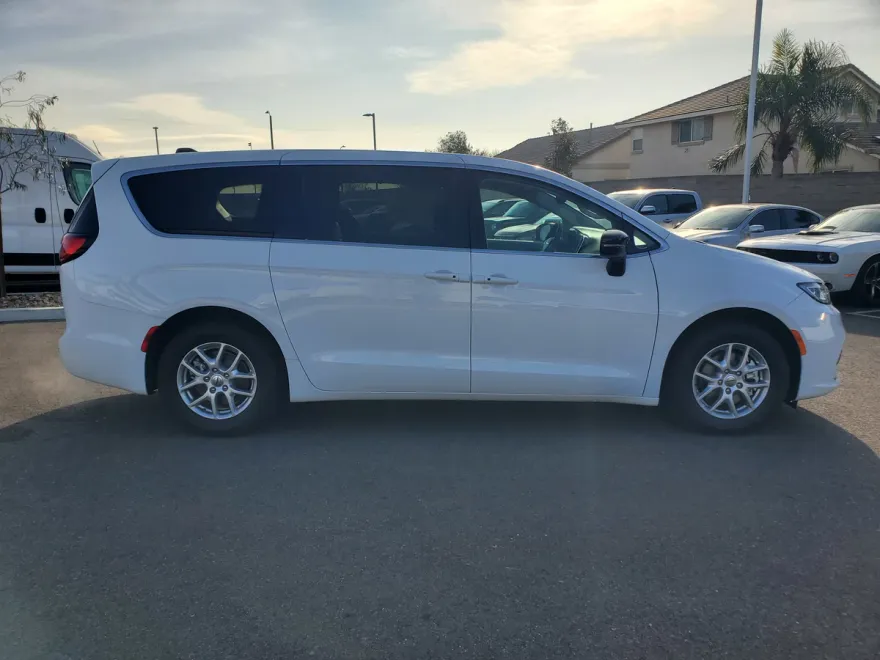 2024 Chrysler Pacifica Touring L photo 1