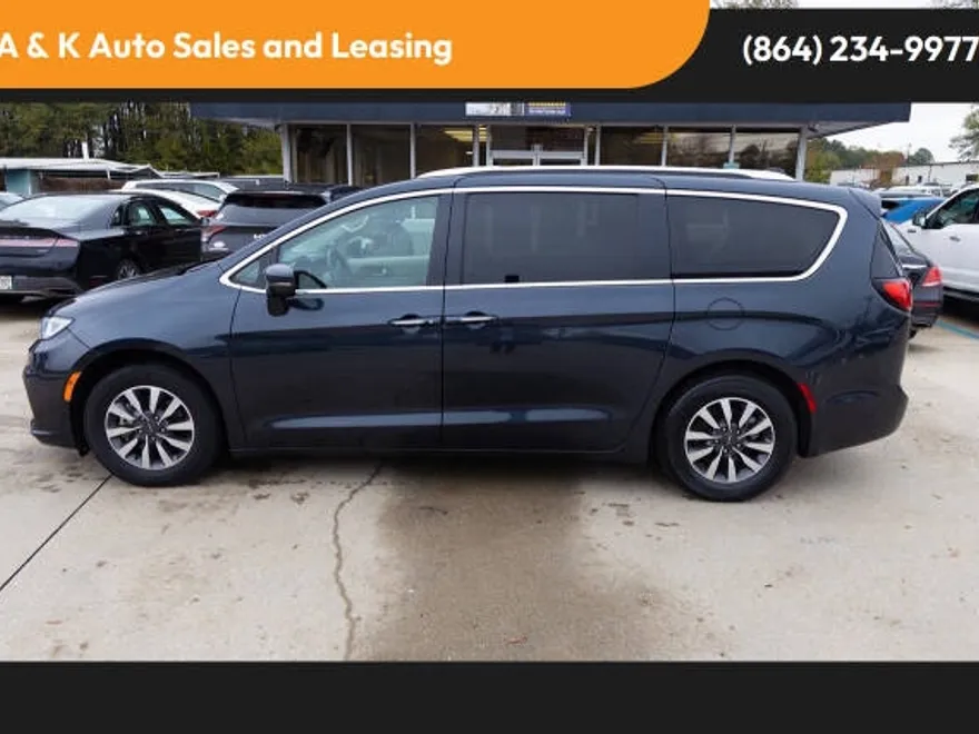 2021 Chrysler Pacifica Touring L photo 1