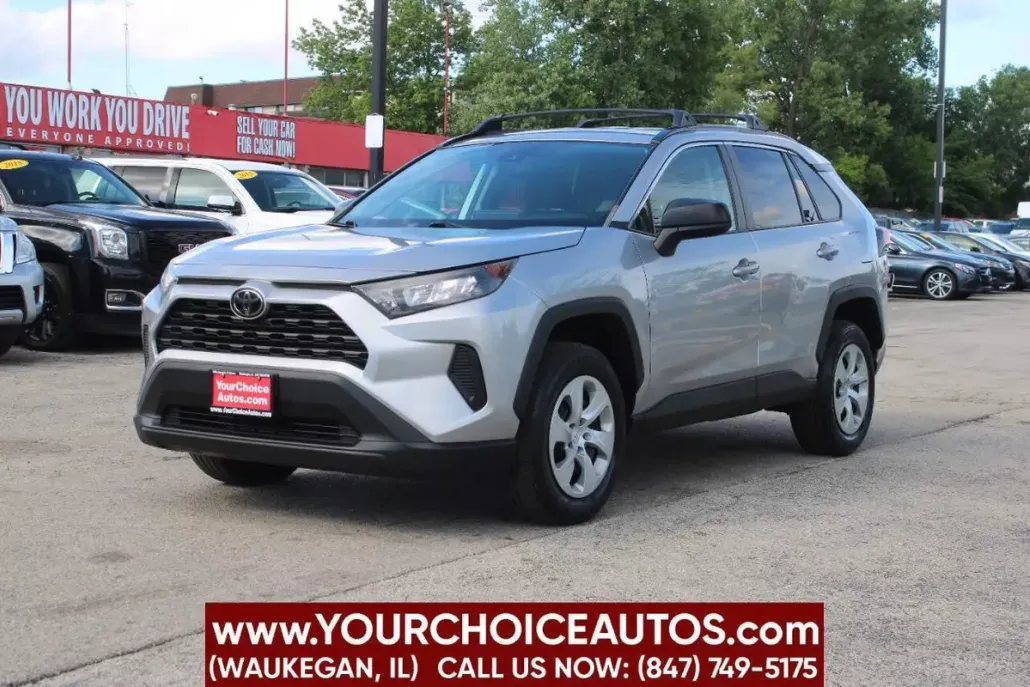 2020 Toyota RAV4 LE photo 1