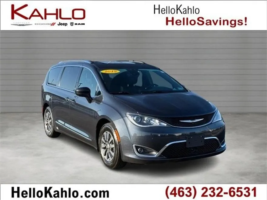 2019 Chrysler Pacifica Plus 35th Anniversary Touring L photo 1
